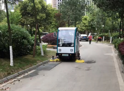 驾驶式洗地机轻松清洁 驾驶式洗地机轻松清洁