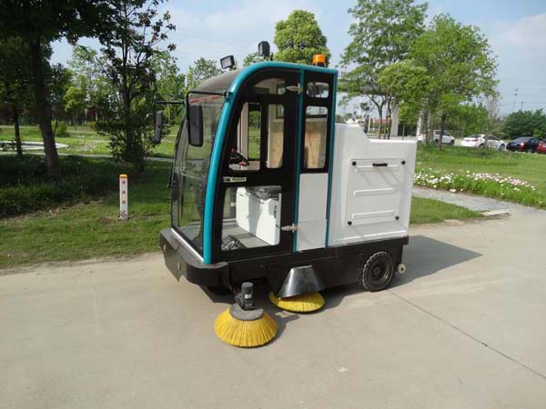 电动驾驶扫地机操作注意 电动驾驶扫地机操作注意